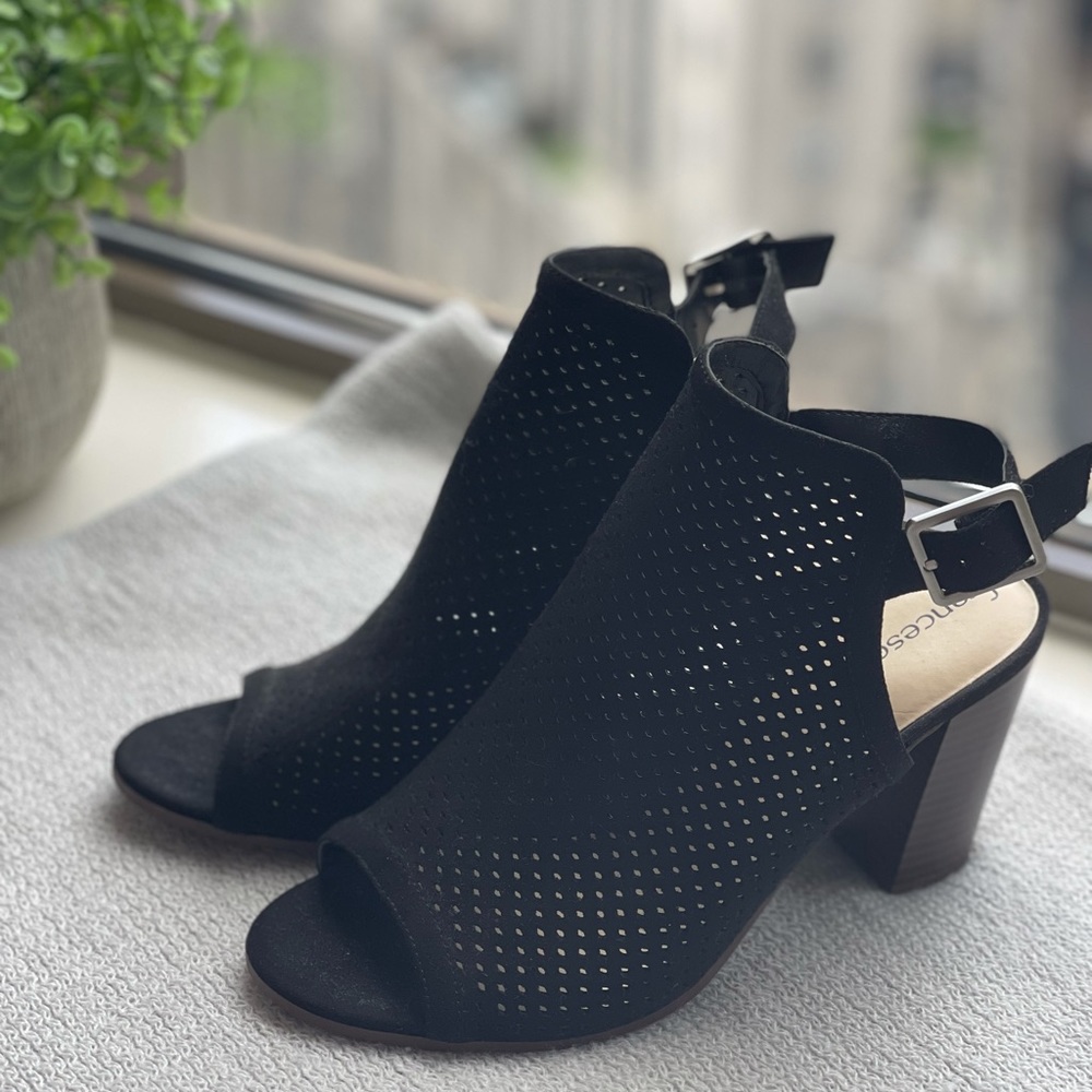 NWT Francesca’s Black Peep Toe Heels - Size 9
